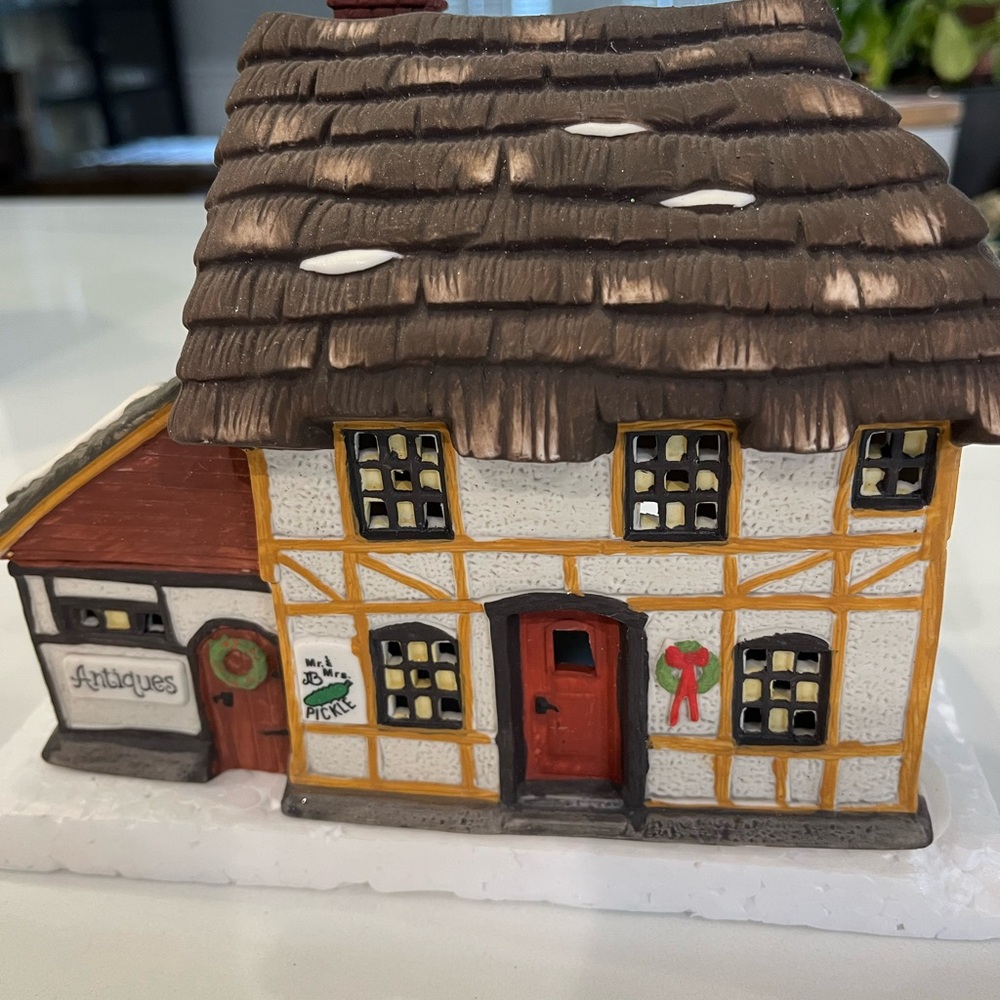 Department 56 Dickens' Village Mr. & Mrs. Pickle Antique Shop Building
